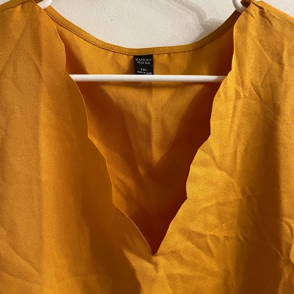 Emery Rose scalloped tank 2x - Picture 2 of 4